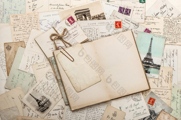 打开空日记书，旧信，法国明信片。剪贴簿