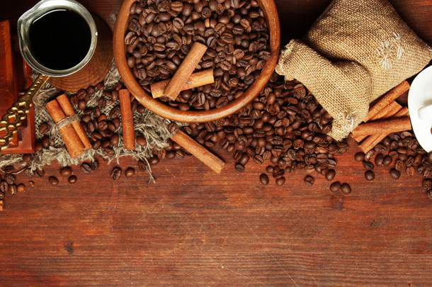 咖啡豆、 金属特克和木制背景与副本空间上的咖啡磨