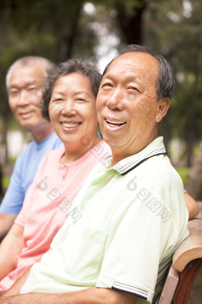 轻松亚洲老年人在公园里