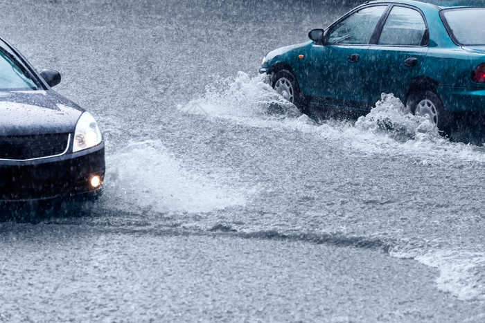 雨和汽车