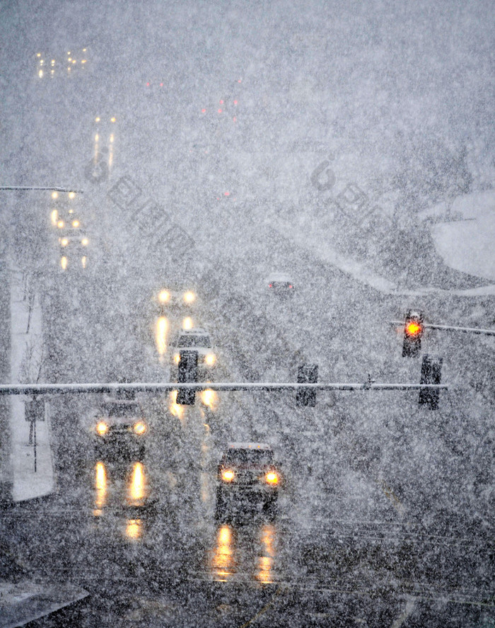 驾驶中重度的冰雪风暴 雨雪天气