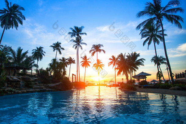 美丽的夕阳在热带的海滩度假村