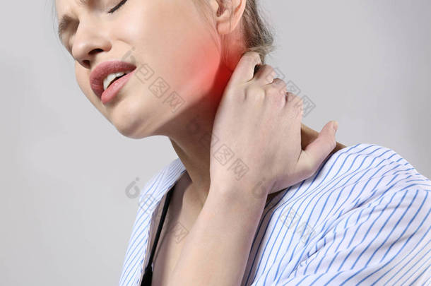 年轻女子患有颈部疼痛 