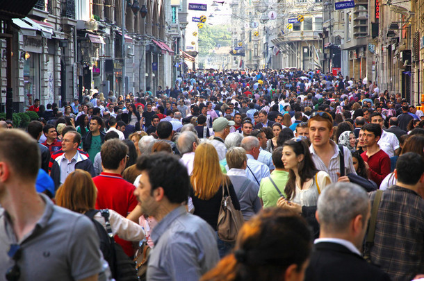 istiklal 在伊斯坦布尔街道上行走的人