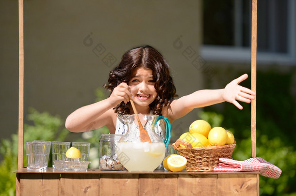 小女孩试图卖柠檬水