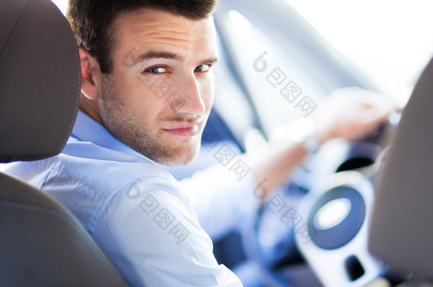 男子驾驶一辆车