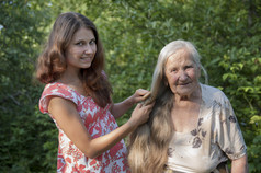 祖母孙女她梳的发型