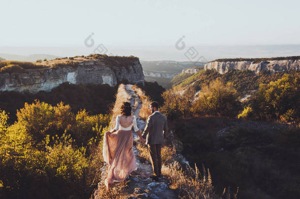 新娘和新郎在山里散步