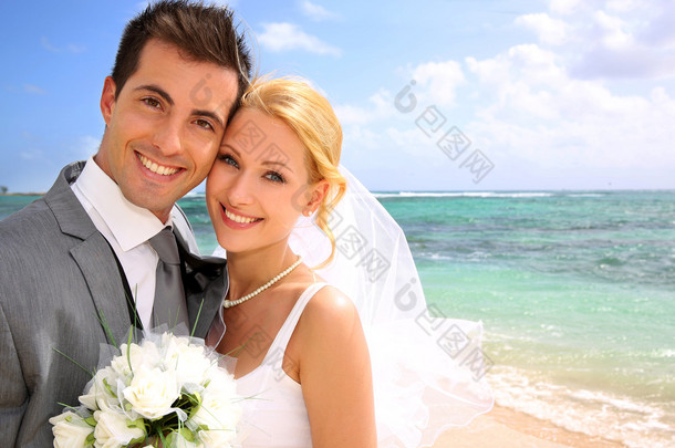 美丽的新娘和新郎<strong>在海滩上</strong>的肖像