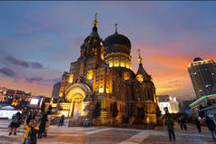哈尔滨中国-2017 年 1 月 20 日︰ 哈尔滨圣索菲亚大教堂建于 1907 年，1997 年改建成博物馆。它矗立在高 53.3 米 （175 英尺），占地面积 721 平方米