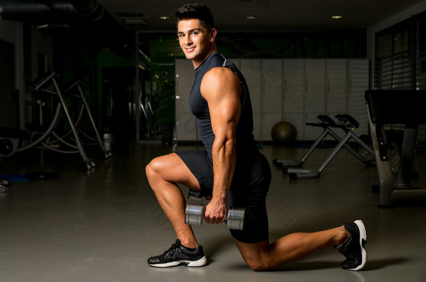 男人锻炼姿势健身操锻炼重量训练