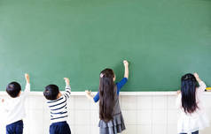 学校学生在黑板上画的后视图