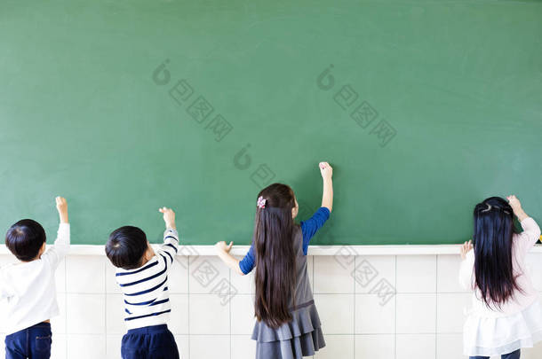 <strong>学校</strong>学生在黑板上画的后视图