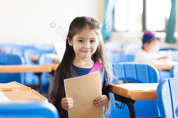 快乐的小女孩学生在教室里
