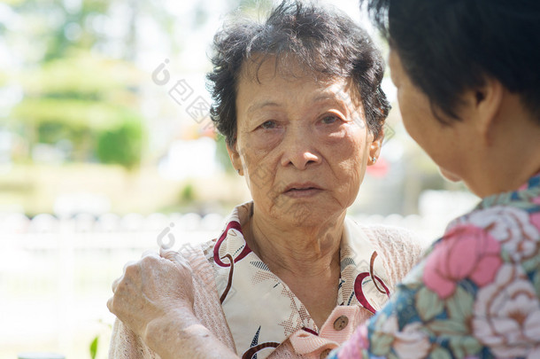 成熟的女人安慰她哭<strong>老妈</strong>