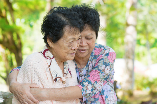 亚洲成熟女人拥抱和安慰她哭<strong>老妈</strong>