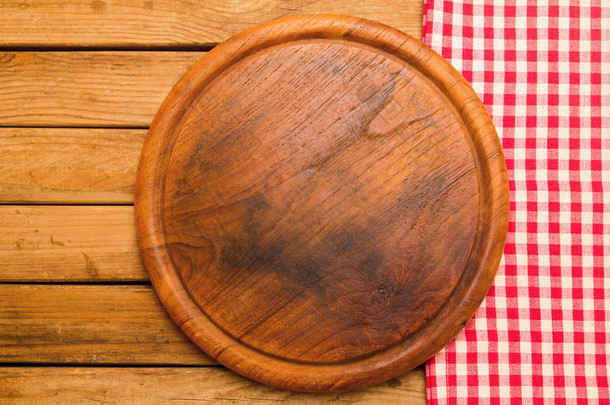面包板木制背景与桌布上
