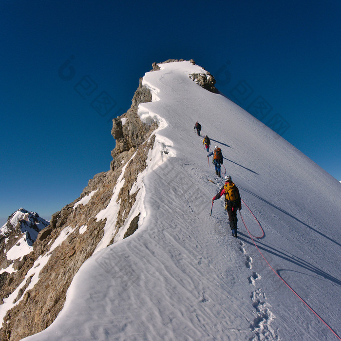 攀爬一座山 攀登雪山