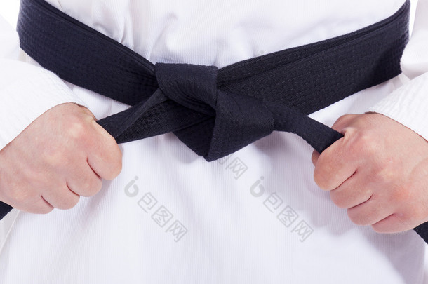 武术男子绑他的黑色皮带的特写