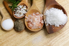 不同类型的盐 （粉红色，大海，黑色的和香料)