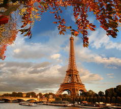 法国巴黎的埃菲尔铁塔，秋天落叶