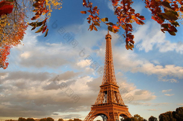 法国巴黎的埃菲尔铁塔，秋天<strong>落叶</strong>