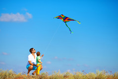 父亲和儿子开心，一起玩风筝