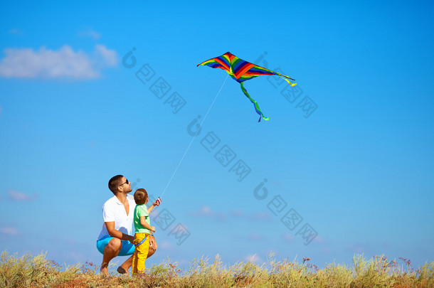 父亲和儿子开心，一起玩风筝