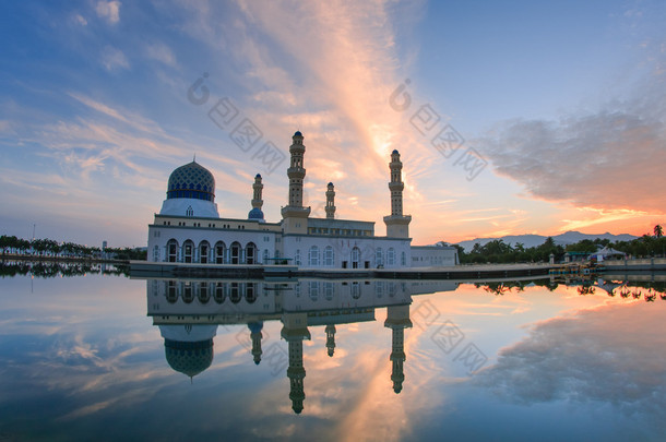 浮动 bandaraya-亚庇沙巴婆罗洲马来西亚清真寺日出时