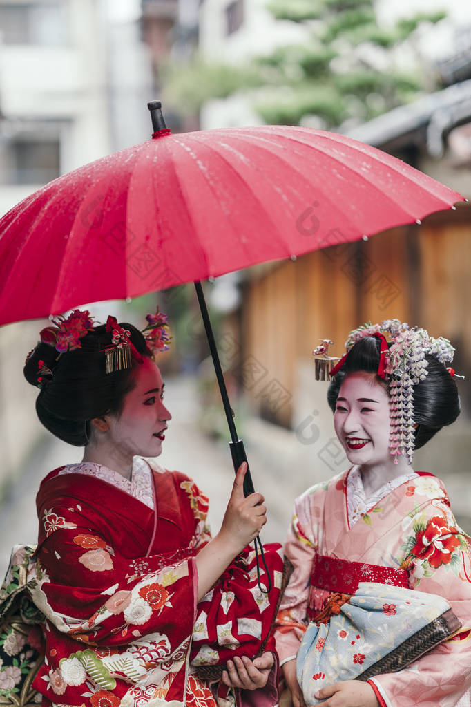 走在大街上的舞妓艺妓