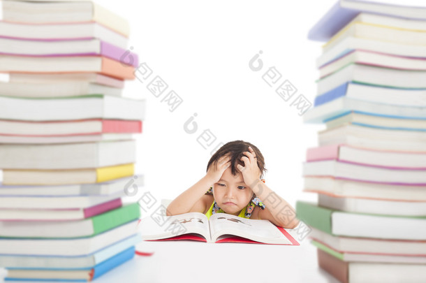 无聊又累了很多书的小女孩