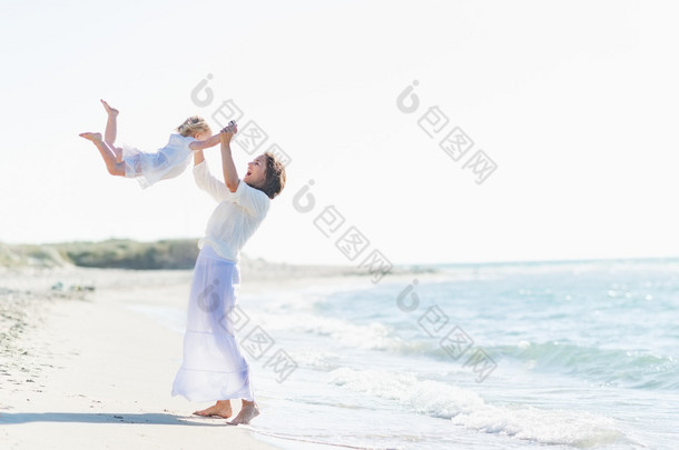 在海滩上玩的<strong>宝宝</strong>快乐妈妈