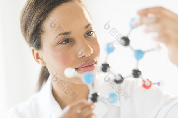 医生检查实验室分子的结构