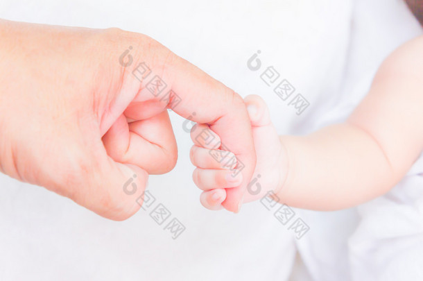 宝宝手举行成人手指