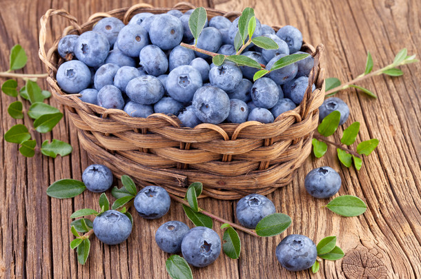 新鲜蓝莓与购物篮