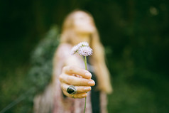 自然的女人手捧花