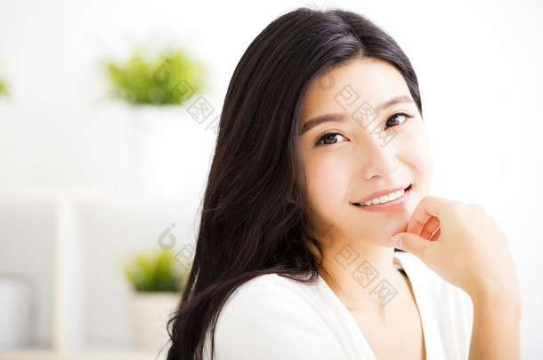 微笑的年轻亚洲女人脸的特写