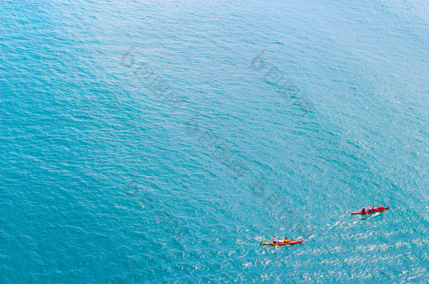 两个独木舟在开阔的海洋