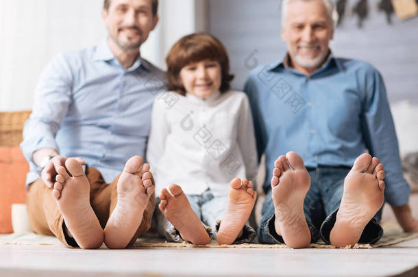快乐积极的家庭成员坐在一起