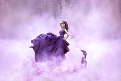 女人穿着豪华茂盛紫色衣裙
