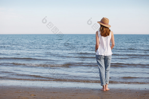 女人站在沙滩上