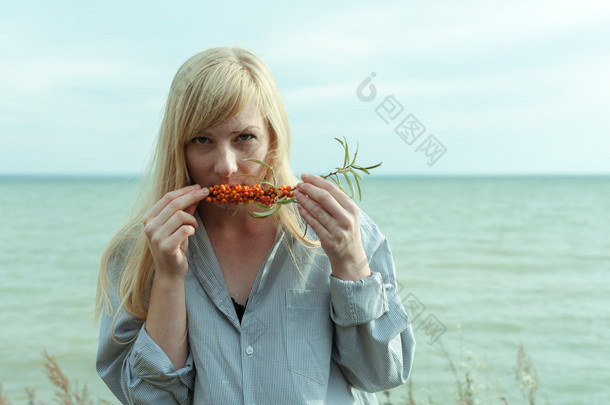 沙棘在打击海手中的一个分支的女孩