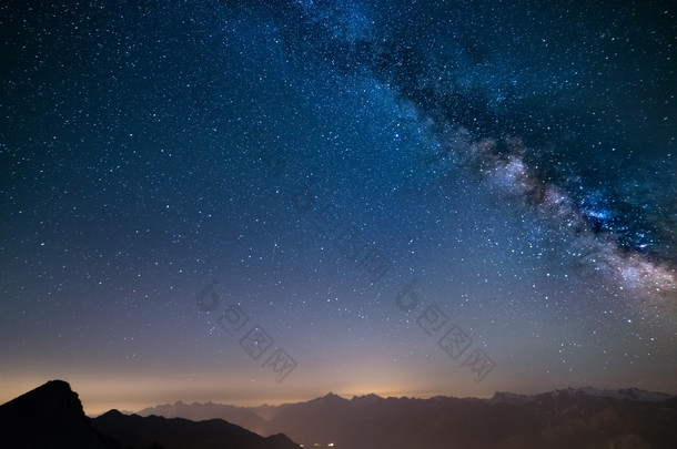 发光的银河和满天星斗的天空，从阿尔卑斯山