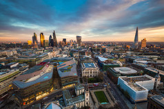 伦敦著名的金融银行区的天际线景观在神奇的时刻。此视图包括著名的摩天大楼、办公楼和日落后美丽的天空 - 英国 uk