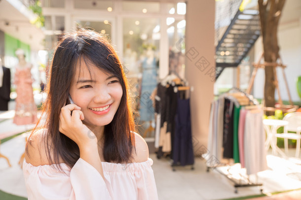 美丽年轻的黑发女人，要求在店里的电话