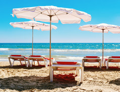 躺椅和遮阳伞，在一片宁静海滩