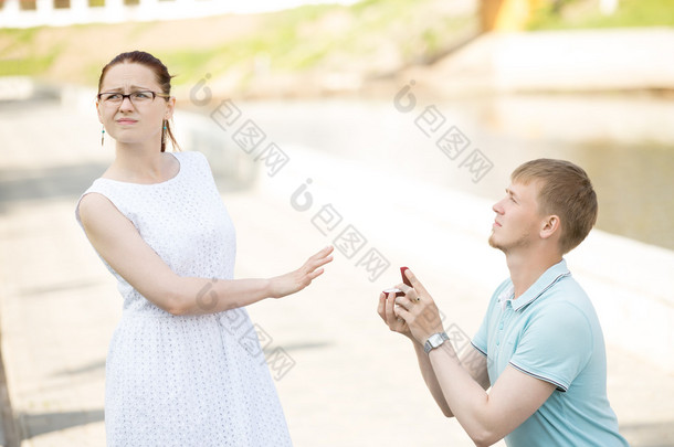 一个女人在被求婚后拒绝<strong>男友</strong>结婚