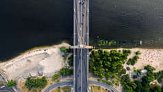 公路和莫斯科桥跨越第聂伯河的鸟瞰图.