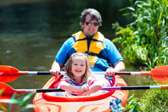 父亲和孩子在夏天皮划艇