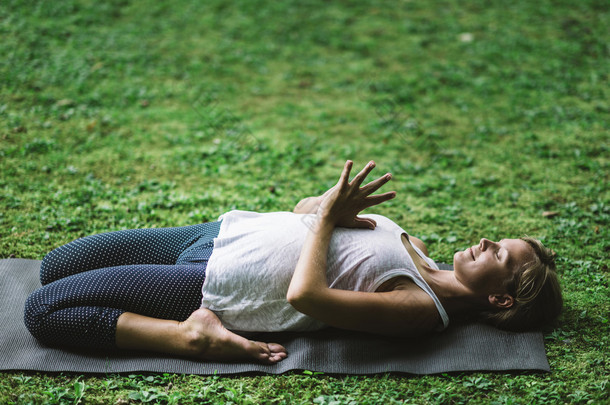 屈腿女人 Meditating 